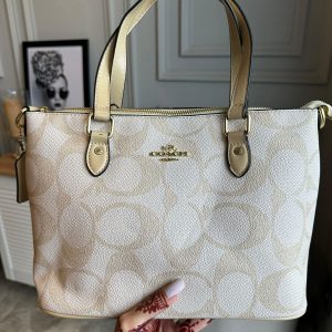 Tri-color women’s handbag with premium stitching and large capacity